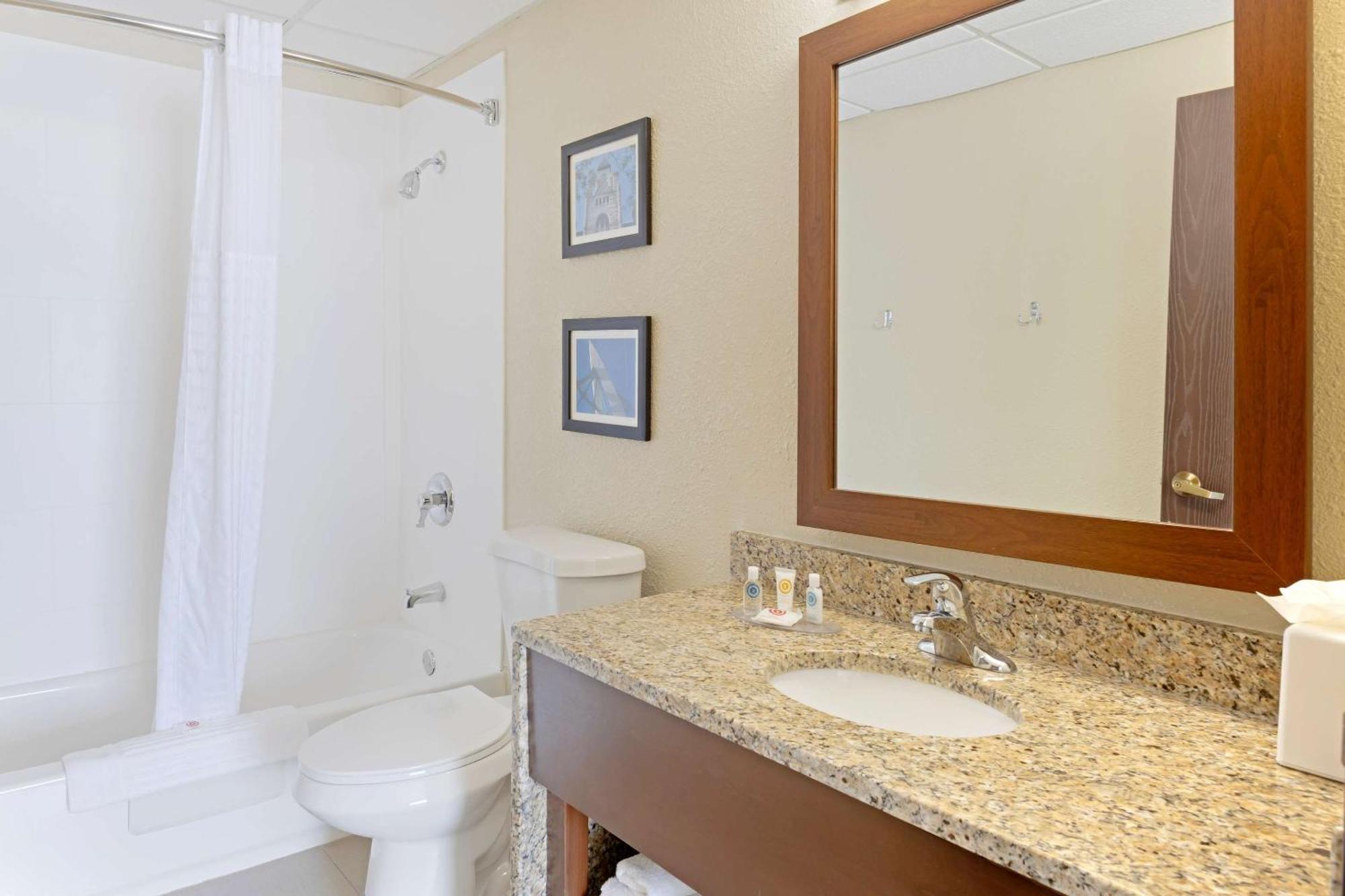 Comfort Inn & Suites Wichita Luaran gambar